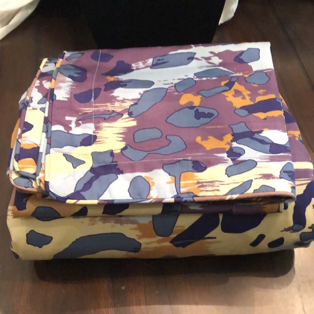 DVF Abstract 3-pc animal print set of 2 king pillow sham + 1 King blanket duvets